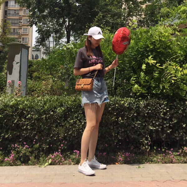 2019年夏天背什么迷你包？时髦女孩都选了这17款
