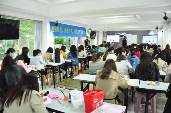 湖南湘潭化妆培训学校_湘潭学化妆的正规学校_湘潭哪里可以学化妆