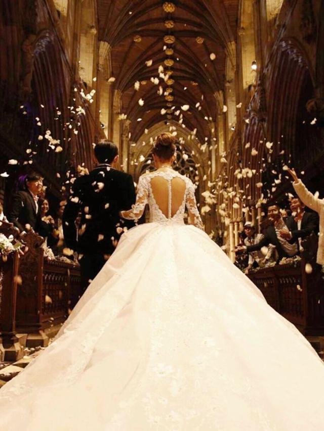 女士参加婚礼着装图片(8天长假拥挤结婚季，盘点女明星们的结婚礼服)(图18)