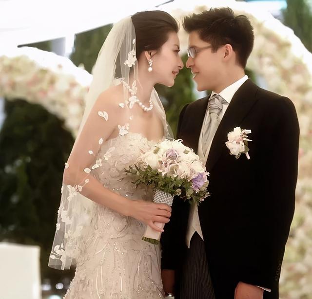 女士参加婚礼着装图片(8天长假拥挤结婚季，盘点女明星们的结婚礼服)(图38)