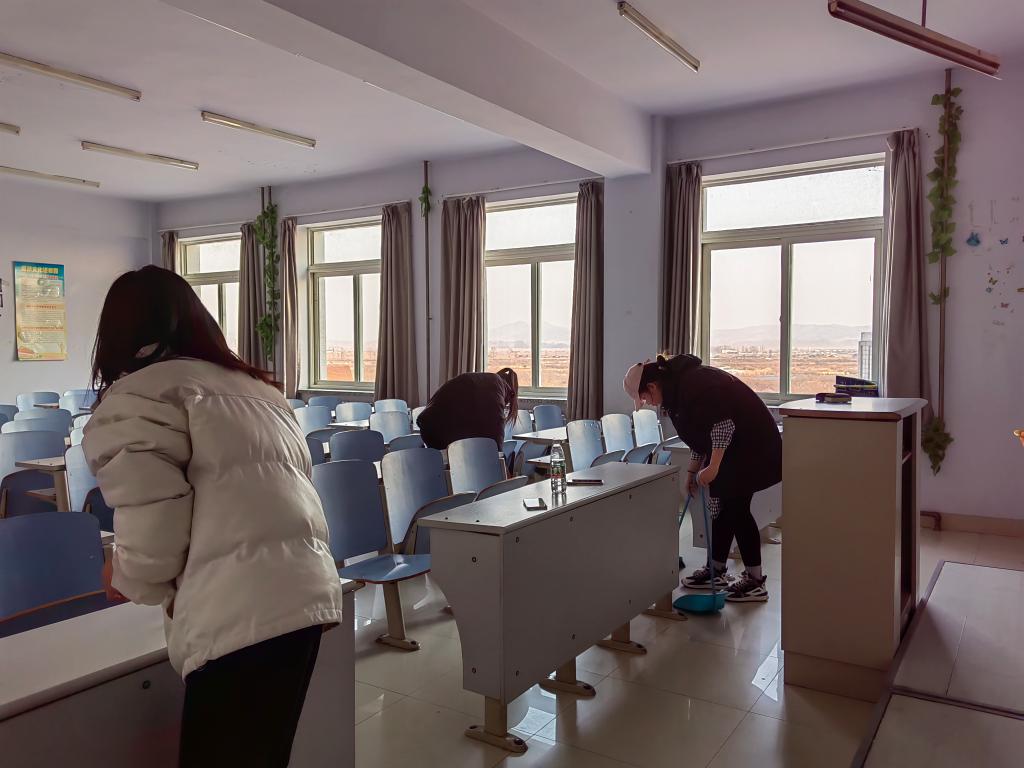 粉笔灰怎么擦掉_怎么解决粉笔灰的问题_市场上有没有自动擦粉笔灰的