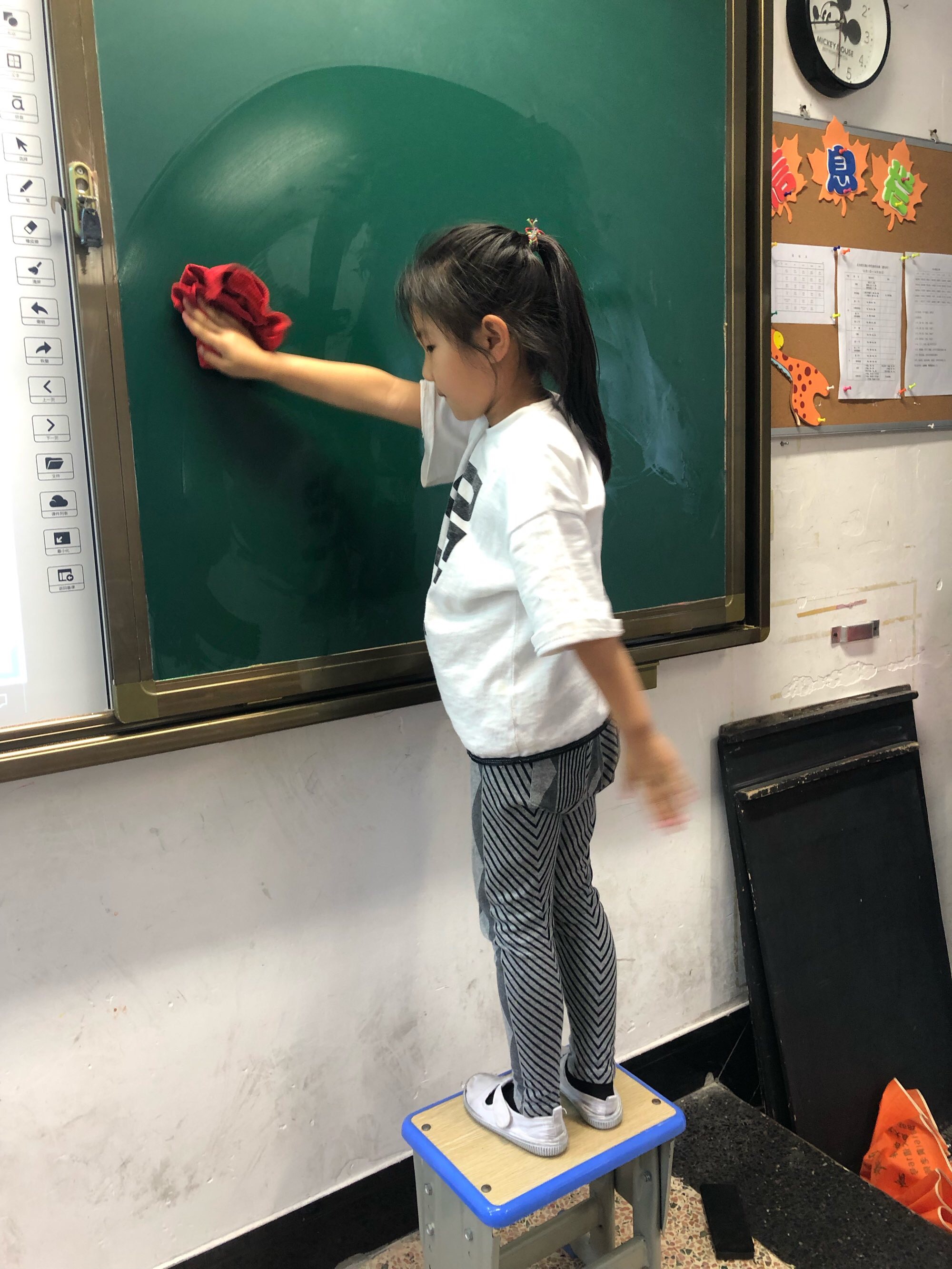 粉笔灰怎么擦掉_怎么解决粉笔灰的问题_市场上有没有自动擦粉笔灰的