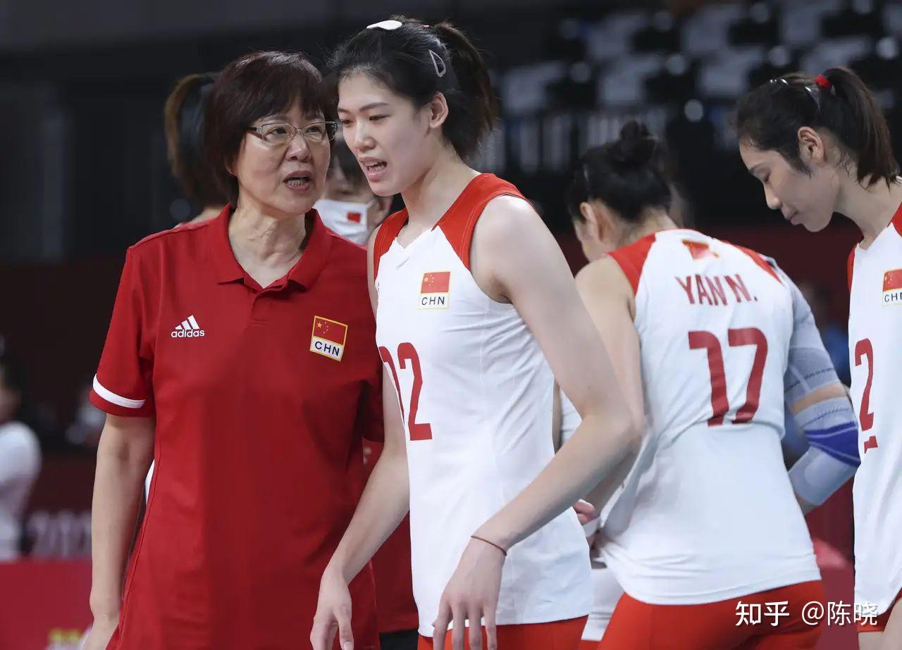 中国女排最新剧照：彭昱畅演陈忠和白浪神似郎平_女排演郎平的演员_中国女排彭彭