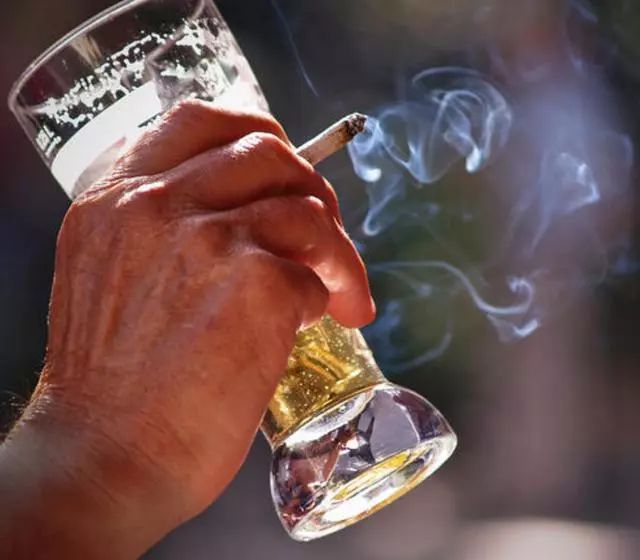 喝洋酒怎么解酒_喝洋酒_喝洋酒配什么食物