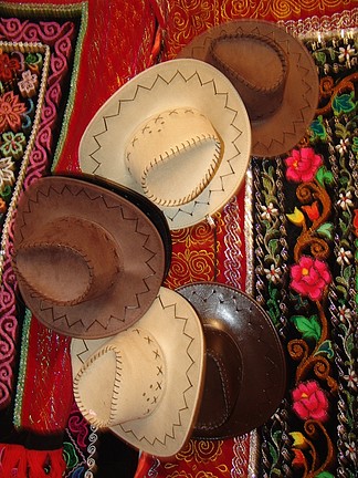 羌族服装的特点_羌族服饰特征_羌族服饰包含哪些显著的特点