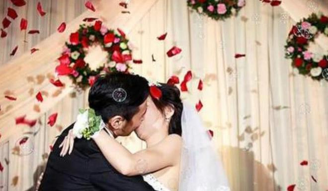 洞房夜新娘素颜照吓跑新郎_婚礼现场新郎被新娘揭短_闹洞房趁新郎醉酒扒光新娘衣服