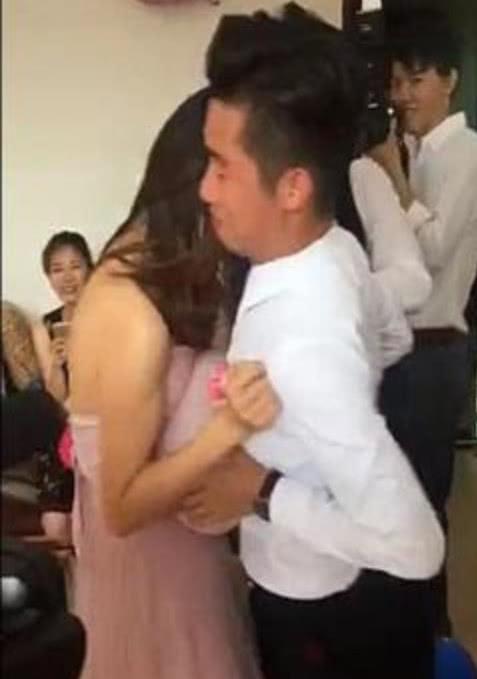 洞房夜新娘素颜照吓跑新郎_婚礼现场新郎被新娘揭短_闹洞房趁新郎醉酒扒光新娘衣服