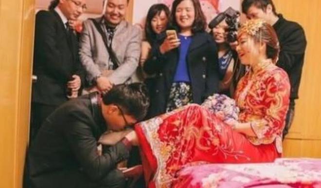 婚礼现场新郎被新娘揭短_洞房夜新娘素颜照吓跑新郎_闹洞房趁新郎醉酒扒光新娘衣服