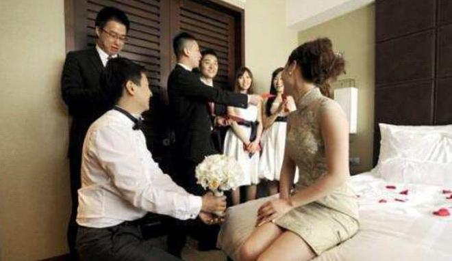婚礼现场新郎被新娘揭短_闹洞房趁新郎醉酒扒光新娘衣服_洞房夜新娘素颜照吓跑新郎