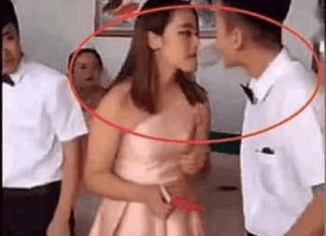 闹洞房趁新郎醉酒扒光新娘衣服_洞房夜新娘素颜照吓跑新郎_婚礼现场新郎被新娘揭短