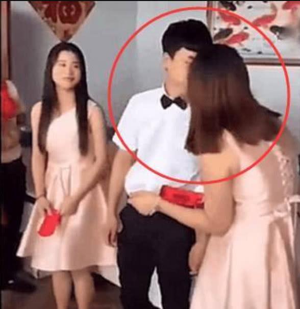 闹洞房趁新郎醉酒扒光新娘衣服_洞房夜新娘素颜照吓跑新郎_婚礼现场新郎被新娘揭短
