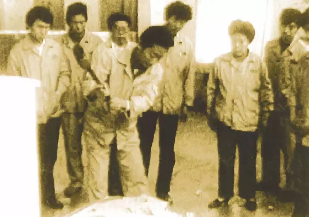 张瑞敏砸冰箱时间_张瑞敏砸冰箱案例分析_张瑞敏砸冰箱的素材