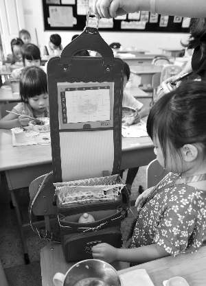 有孩子用的是代购的日本书包