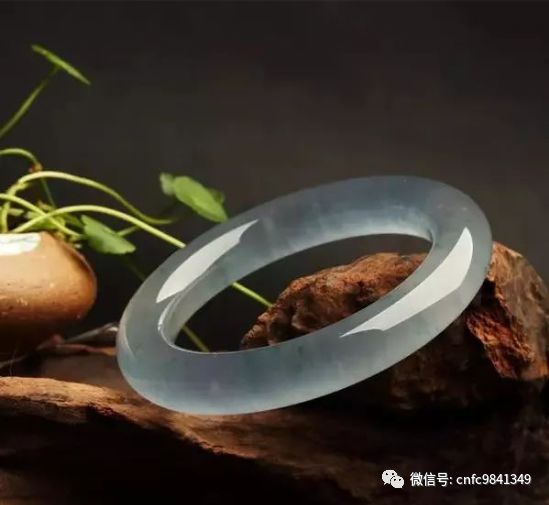 翡飘绿手镯玻璃_玻璃种满绿翡翠手镯_玻璃种满绿翡翠手镯价格