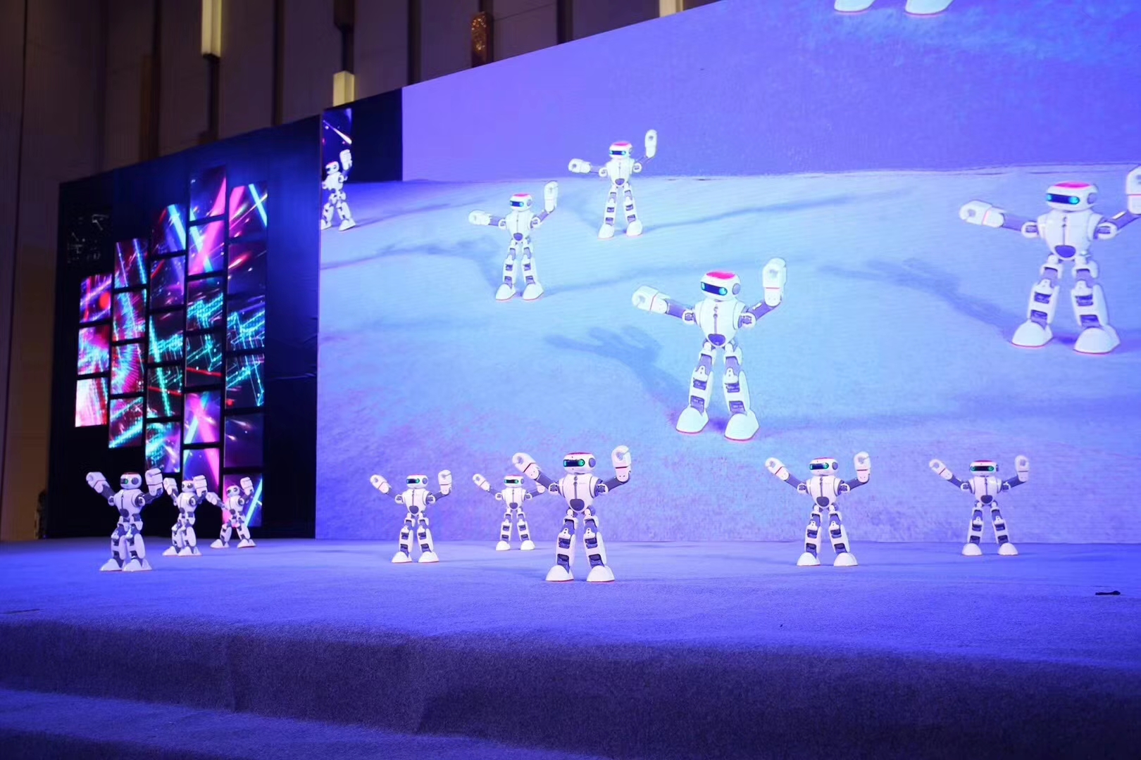机器人跳舞是真的吗_机器人跳舞机器人_机器人跳舞图片