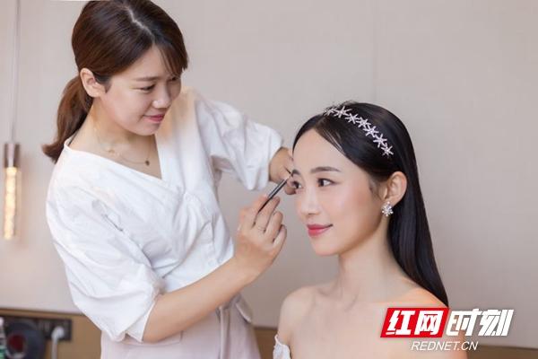 新娘跟妆师要自己准备饰品是吗_新娘跟妆师去哪里找_找一个新娘跟妆师一般多少钱