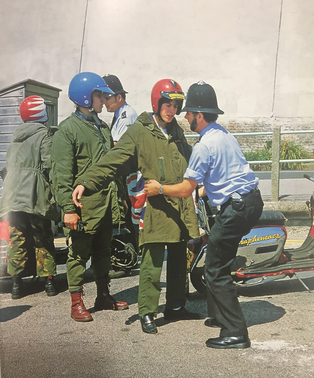 马丁靴搭配什么衣服好看男_dr.martens马丁靴搭配_马丁靴搭配什么衣服好看女