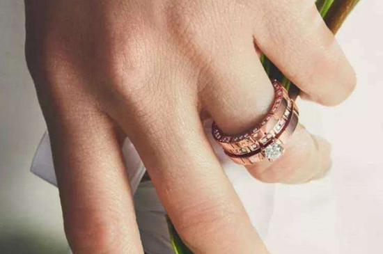 求婚戒指和结婚戒指一样吗_四个戒指_戒指戴每个手指代表什么