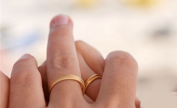 求婚戒指和结婚戒指一样吗_四个戒指_戒指戴每个手指代表什么