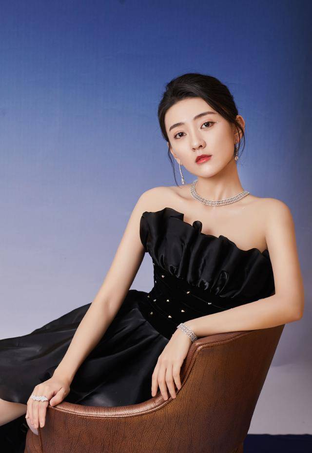 天鹅妆容图片黑白_黑天鹅妆容图片_天鹅妆容图片黑色