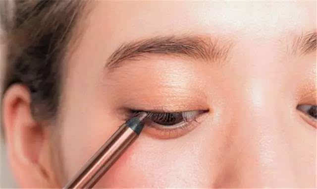怎么画眼妆详细步骤_眼妆怎么画视频教程_步骤详细眼妆画法