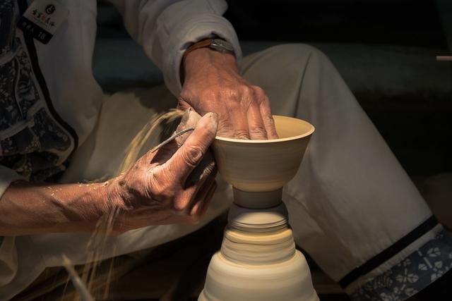 德化瓷器一家人手握杯_德化陶瓷茶杯_德化瓷杯子